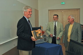 Bo Barker Jørgensen was delighted at the model of the institute that was presented to him by the workshop leaders Georg Herz and Volker Meyer.