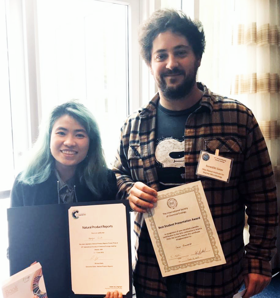 Linh Nguyen and Benedikt Geier with their awards