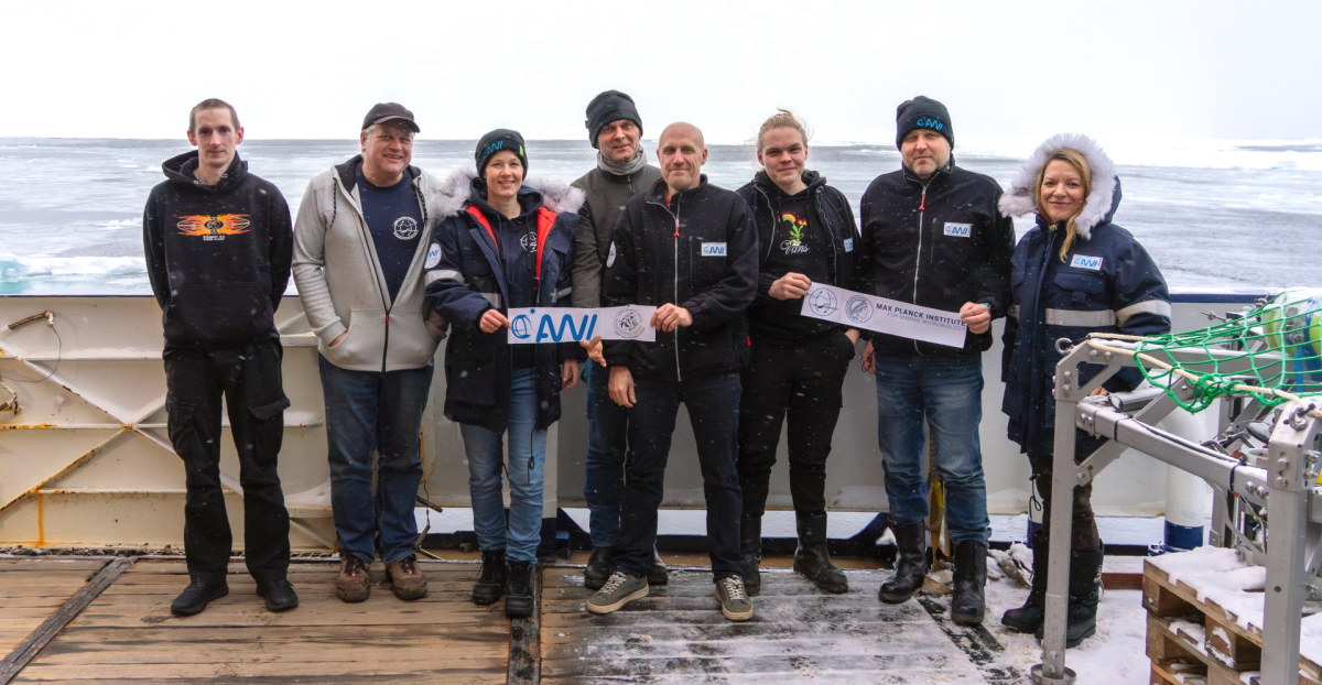 MPI-Mitglieder der HGF-MPG-Brückengruppe für Tiefseeökologie und -Technologie an Bord des Forschungseisbrechers Polarstern während der ArcWatch-1-Expedition in den zentralen Arktischen Ozean.  Von links nach rechts: Jakob Barz, Axel Nordhausen, Christina Bienhold, Felix Janssen, Matthias Wietz, Ruben Schulte-Hillen, Frank Wenzhöfer, Antje Boetius. (Foto: Frederic Tardeck)