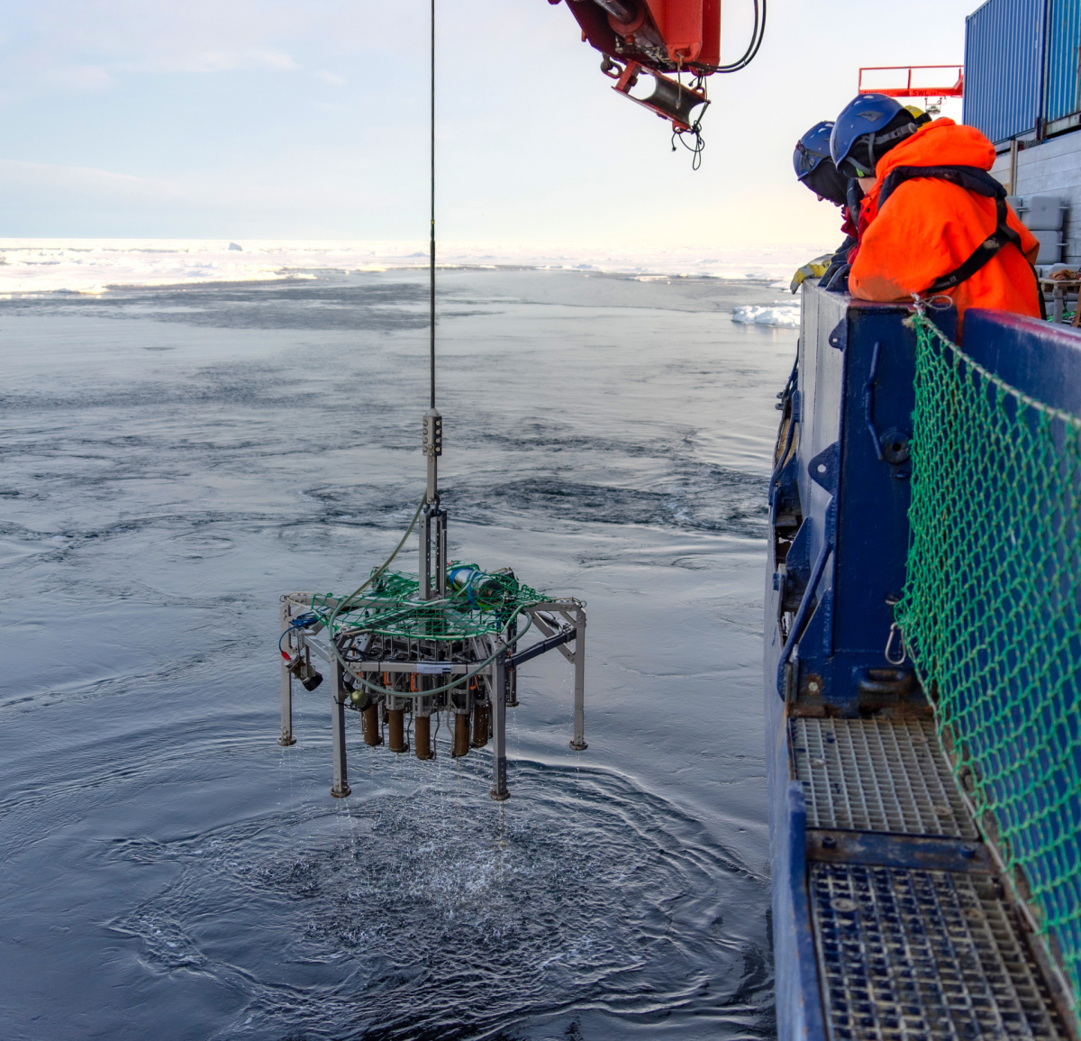 Christina Bienhold and Jakob Barz (MPI-AWI) wait while the multicorer is hoisted on board. (Photo: Frederic Tardeck)