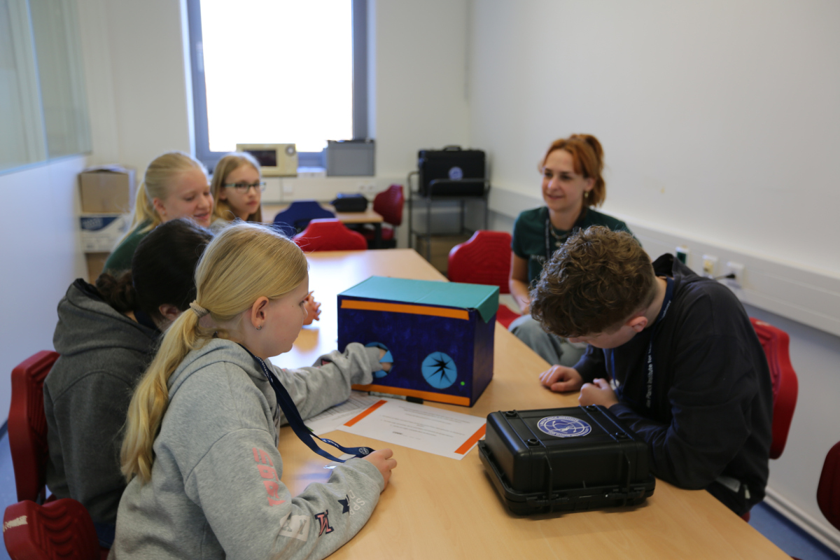 Die Kinder beim rätseln im Escape-Game