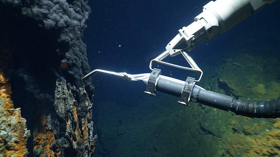 Fluid sampling in the deep sea with MARUM-QUEST 5000. Photo: MARUM – Center for Marine Environmental Sciences, University of Bremen