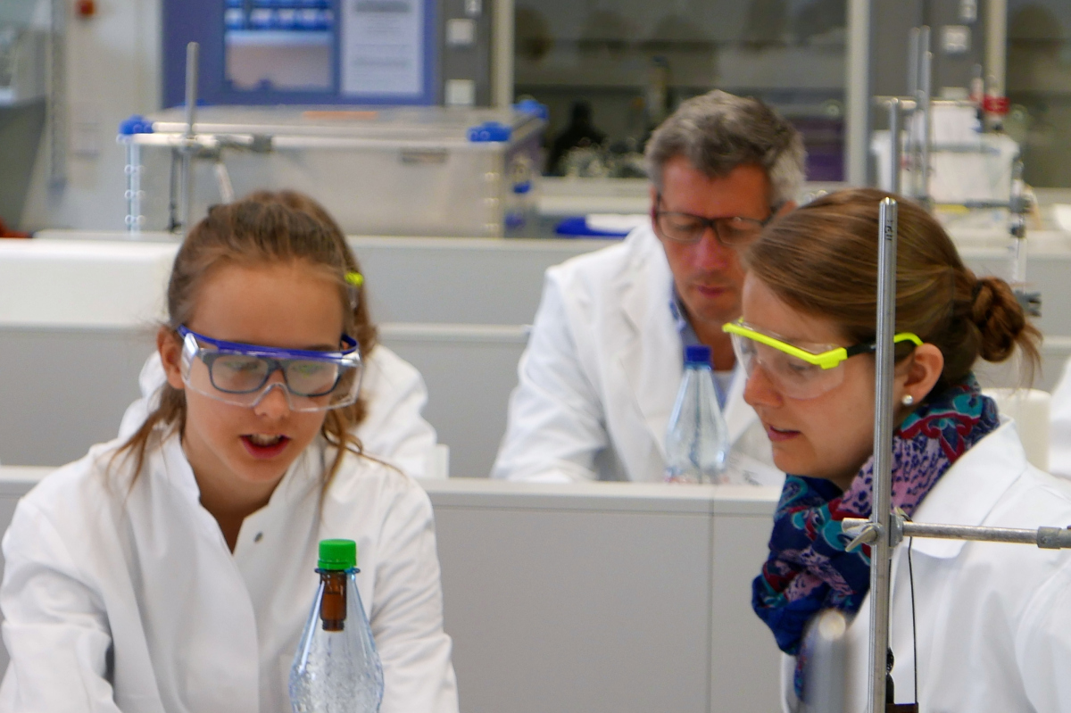 Schülerinnen am Zukunftstag im Max-Planck-Institut für Marine Mikrobiologie Bremen