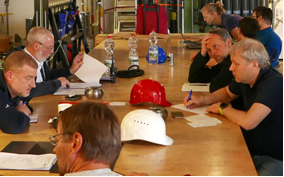 The first briefing in the hangar, where scientists present their equipment. Every assignment is planned exactly. Captain Lutz Mallon (second from left) and Chief Scientist Frank Wenzhöfer (right) discuss the technical requirements. The first briefing in the hangar, where scientists present their equipment. Every assignment is planned exactly. Captain Lutz Mallon (second from left) and Chief Scientist Frank Wenzhöfer (right) discuss the technical requirements.