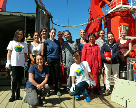Everybody is a specialist:13 female scientists on board RV Sonne. (Photo M. Schlösser)
