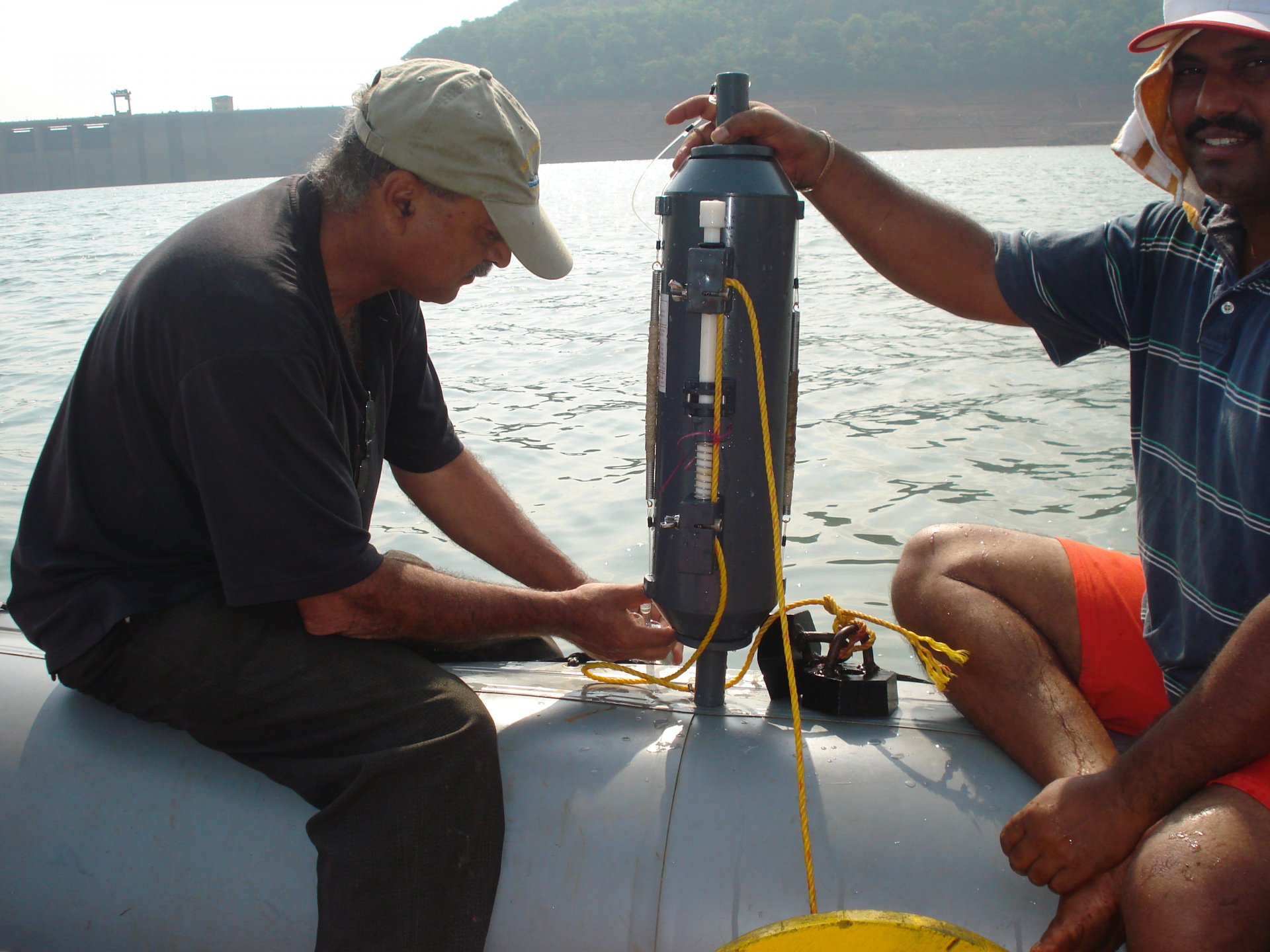 Wajih Naqvi (links) entnimmt Wasserproben aus dem Supa-Stausee, Karnataka, Indien. (Quelle: W. Naqvi) 