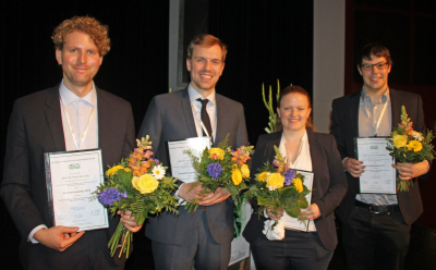 Greta Reintjes und die anderen Preisträger (v.l.n.r. Martin Baunach, Jan Gundlach, Greta Reintjes, Nicolai Kallscheuer) bei der Preisverleihung Greta Reintjes und die anderen Preisträger (v.l.n.r. Martin Baunach, Jan Gundlach, Greta Reintjes, Nicolai Kallscheuer) bei der Preisverleihung