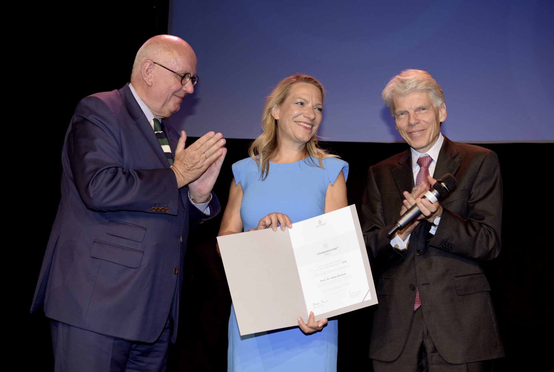 Verleihung des Communicator-Preises 2018: Prof. Dr. Antje Boetius mit DFG-Präsident Prof. Dr. Peter Strohschneider und dem Präsidenten des Stifterverbandes Prof. Dr. Dr. Andreas Barner (r.) © DFG / Rainer Unkel