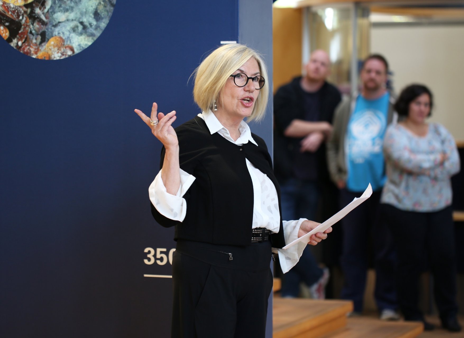 Interne Dauerausstellung - Eröffnung im Foyer - Frau Müller-Rieger 