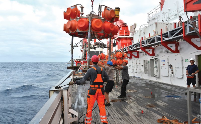 A benthic lander on its way to the water. (© Max Planck Institute for Marine Microbiology, M. Schulz)