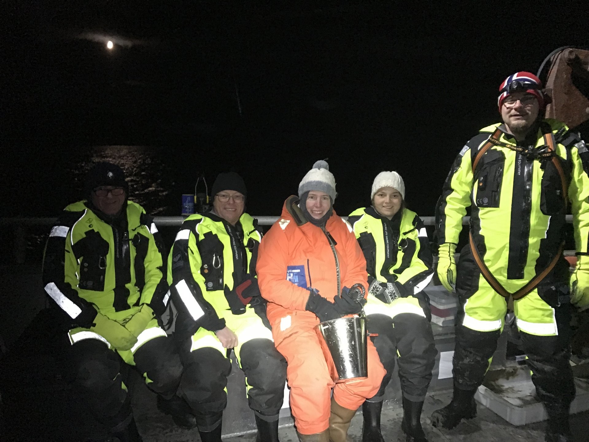 v.l.n.r.: Jörg Wulf, Rudolf Amann, Katrin Knittel, Kathrin Büttner, Sebastian Miksch in Longyearbyen auf Spitzbergen (© MPIMM, K. Knittel) v.l.n.r.: Jörg Wulf, Rudolf Amann, Katrin Knittel, Kathrin Büttner, Sebastian Miksch in Longyearbyen auf Spitzbergen (© MPIMM, K. Knittel)