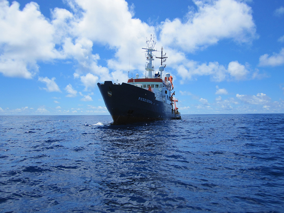 Die Poseidon auf Forschungsfahrt (© N. Nowald/MARUM - Zentrum für Marine Umweltwissenschaften, Universität Bremen) Die Poseidon auf Forschungsfahrt (© N. Nowald/MARUM - Zentrum für Marine Umweltwissenschaften, Universität Bremen)