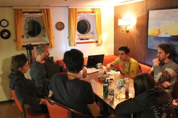 Hannah, Morten, Hagen, Steffen, Jan-Hendrik und Jana bei der wissenschaftlichen Besprechung. Foto: MARUM – Zentrum für Marine Umweltwissenschaften, Universität Bremen Hannah, Morten, Hagen, Steffen, Jan-Hendrik und Jana bei der wissenschaftlichen Besprechung. Foto: MARUM – Zentrum für Marine Umweltwissenschaften, Universität Bremen
