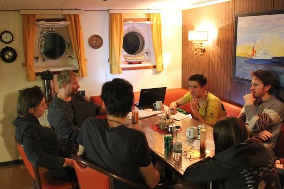 Hannah, Morten, Hagen, Steffen, Jan-Hendrik und Jana bei der wissenschaftlichen Besprechung. Foto: MARUM – Zentrum für Marine Umweltwissenschaften, Universität Bremen