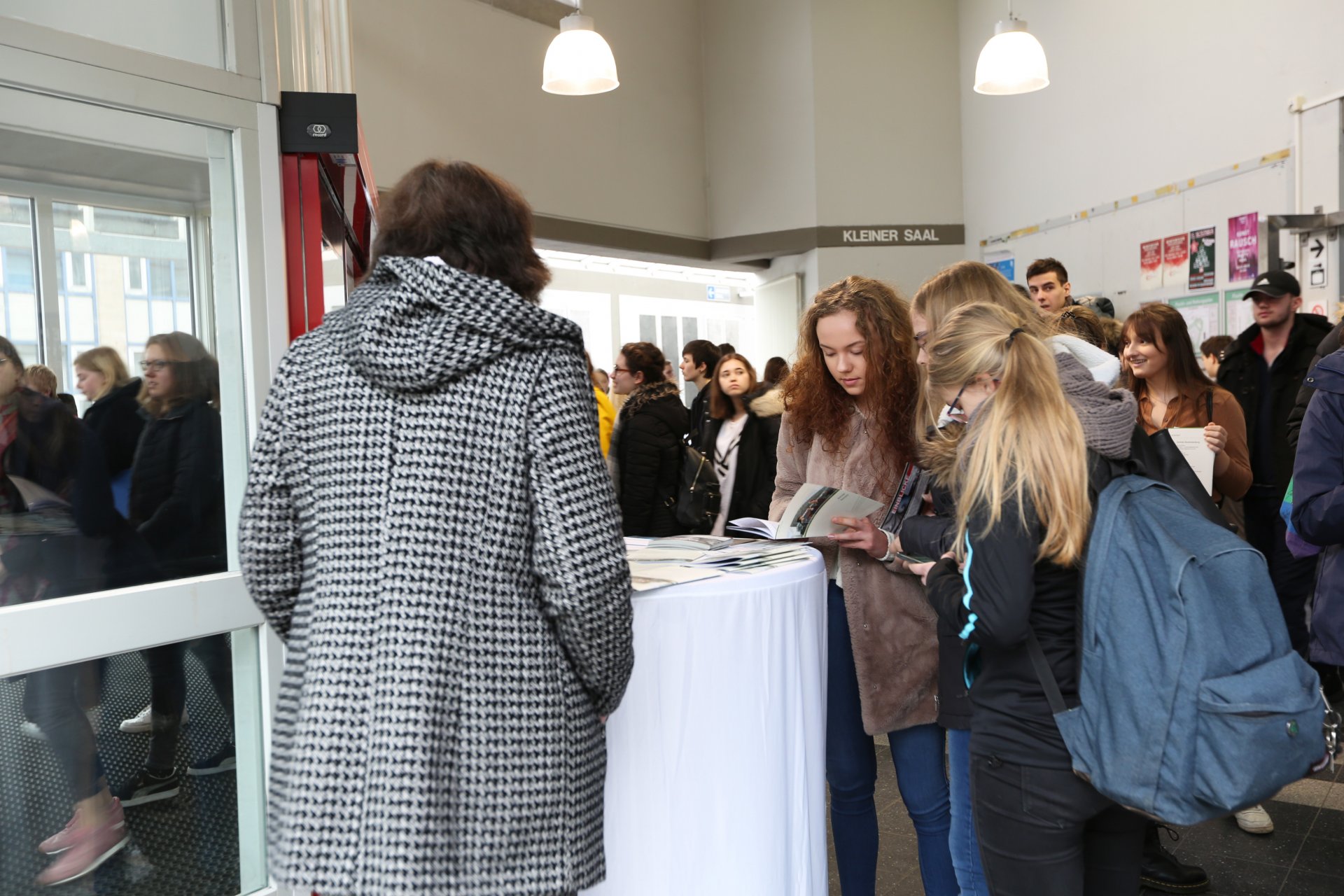 Schüler in der Pause am OceanDay 2019 (© Max-Planck-Institut für Marine Mikrobiologie/A. Esken)