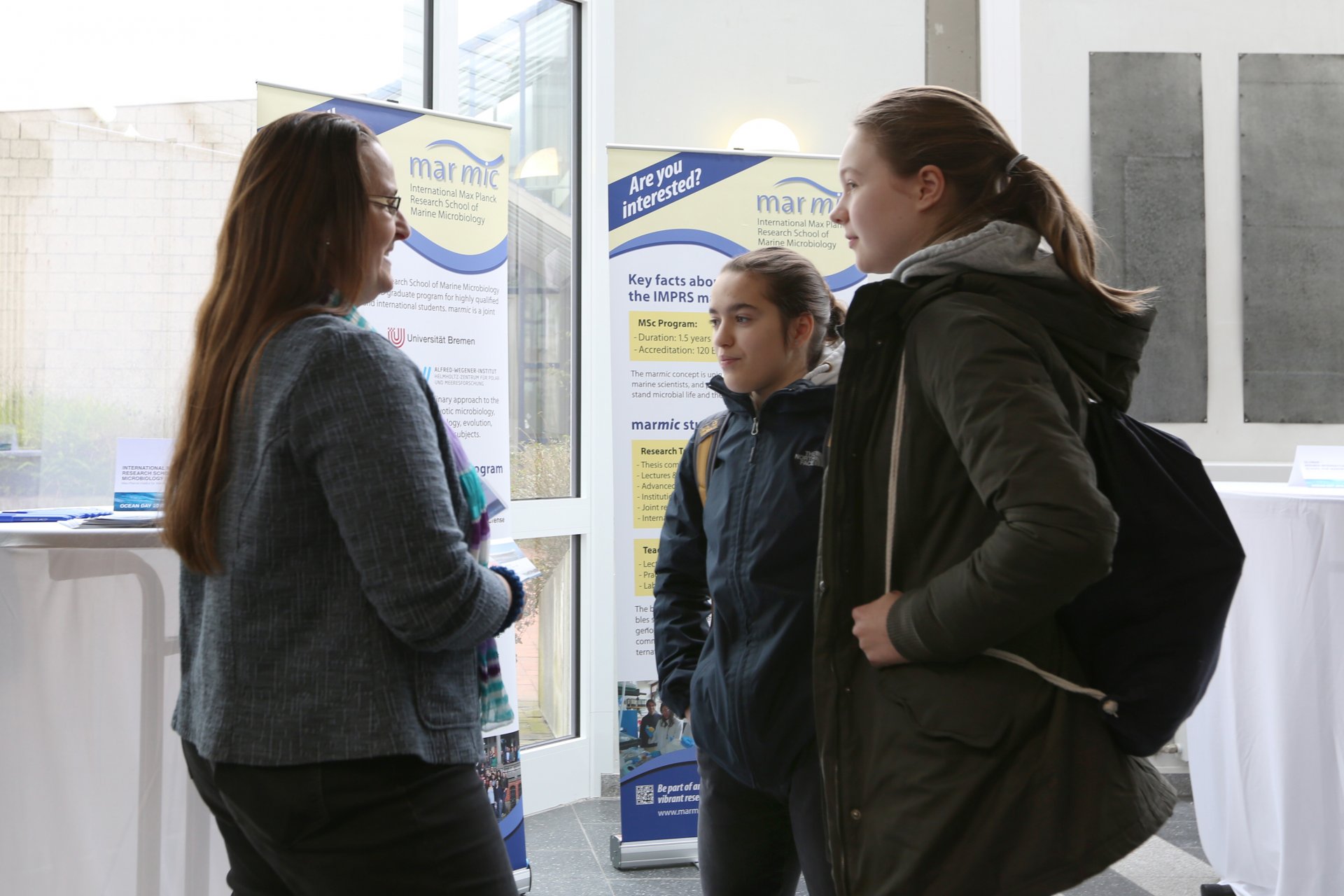 Schüler informieren sich am Ocean Day 2019 (© Max-Planck-Institut für Marine Mikrobiologie/A. Esken)