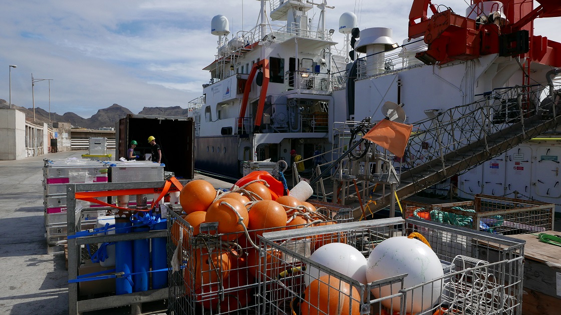 Am Ende der Reise werden alle kleinen und größeren Kisten in einem Container verstaut. 