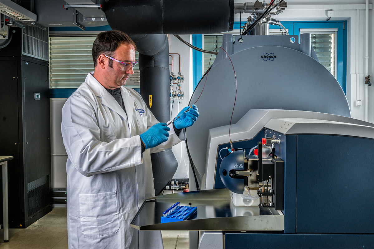 Florin Musat at the ultra-high resolution mass spectrometer. This instrument was essential to unlock the metabolic pathways of Candidatus Argoarchaeum ethanivorans.  © André Künzelmann / UFZ