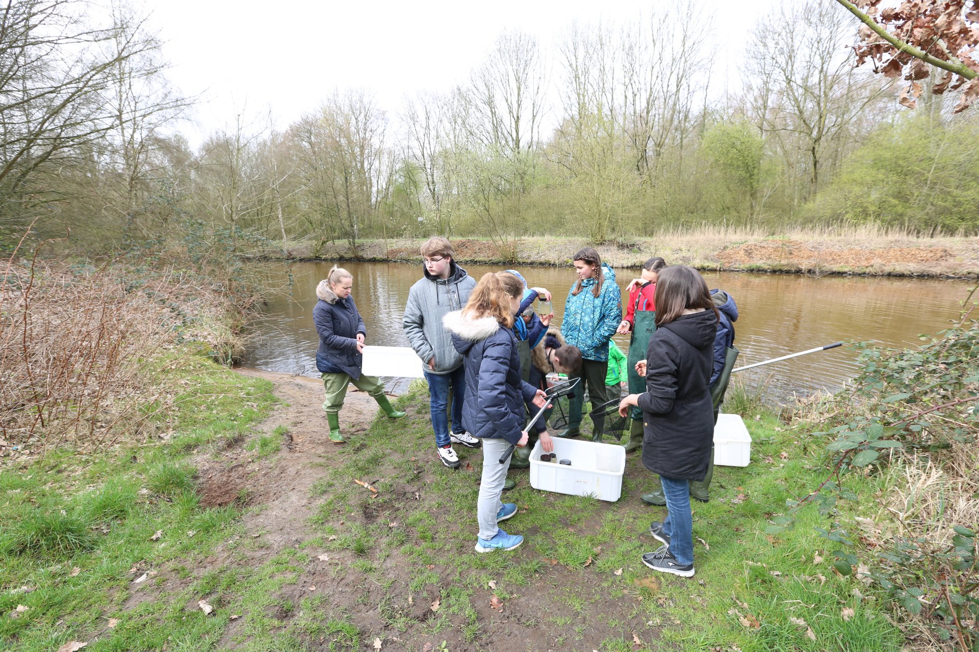 Die Proben aus dem Kuhgraben werden in Behältern mit Wasser vorsichtig zum Institut getragen.