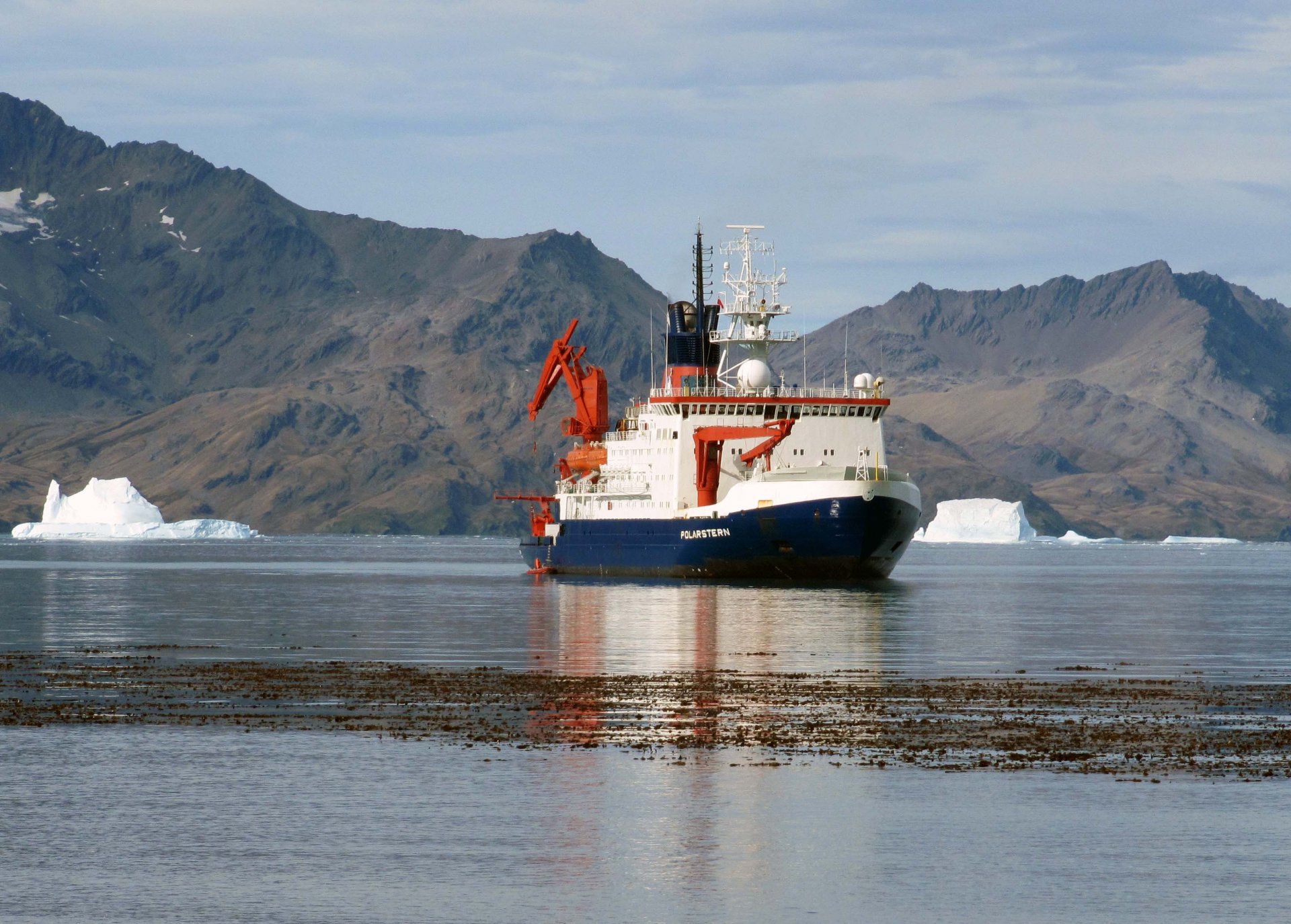 The Polarstern in the Cumberland Bay of South Georgia. Photo: vdl
