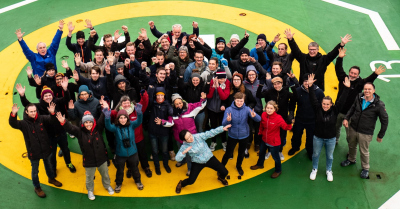 The scientific crew of PS119 on the helicopter deck of RV POLARSTERN. Photo: Felix Kentges