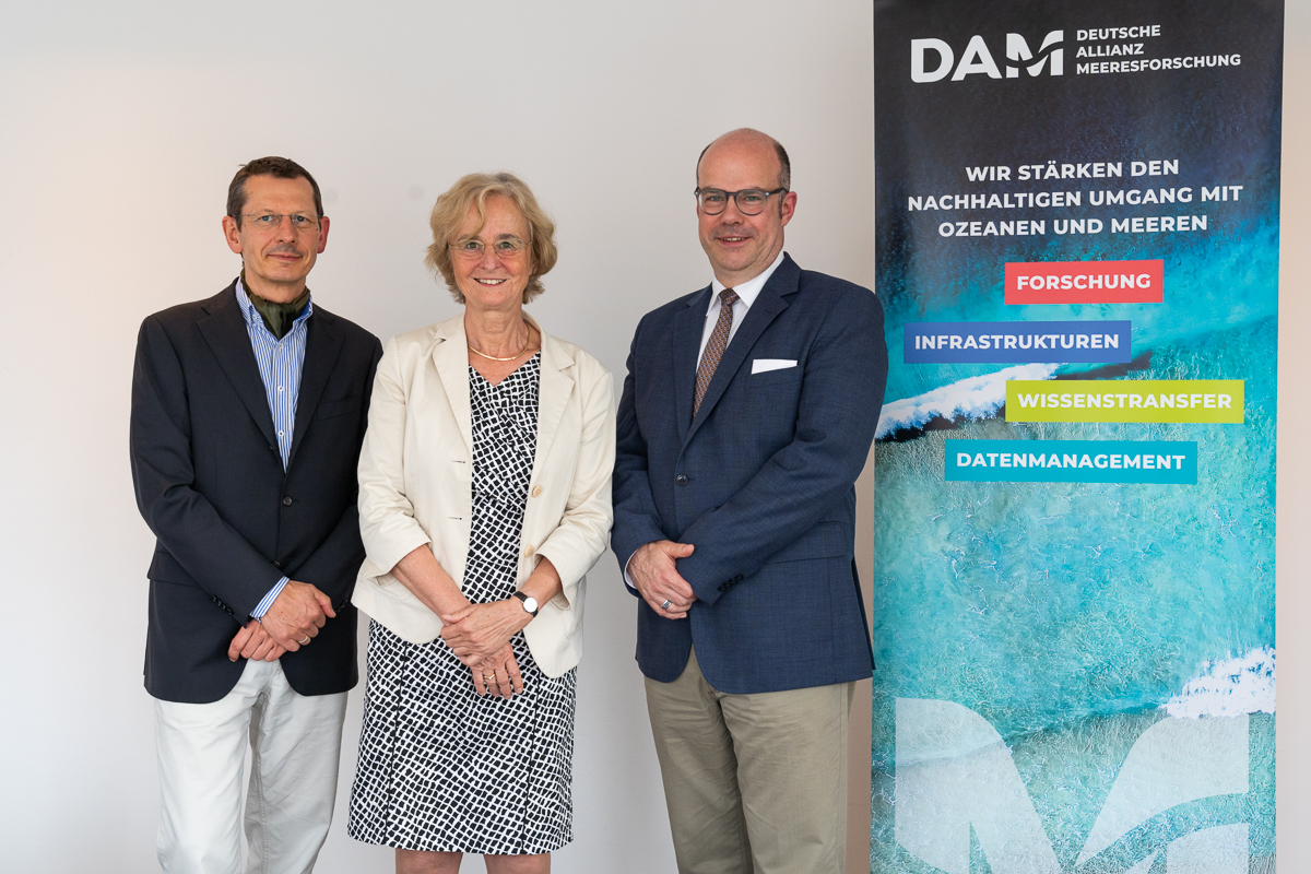 Den Vorstand der Deutschen Allianz Meeresforschung (DAM) bilden Michael Schulz, Stellvertretender Vorstandsvorsitzender, Karin Lochte, Vorstandsmitglied, Michael Bruno Klein, Vorstandsvorsitzender (v.l.n.r.), und Peter Herzig, Vorstandsmitglied (nicht im Bild). Foto: DAM /Dirk Enters Den Vorstand der Deutschen Allianz Meeresforschung (DAM) bilden Michael Schulz, Stellvertretender Vorstandsvorsitzender, Karin Lochte, Vorstandsmitglied, Michael Bruno Klein, Vorstandsvorsitzender (v.l.n.r.), und Peter Herzig, Vorstandsmitglied (nicht im Bild). Foto: DAM /Dirk Enters