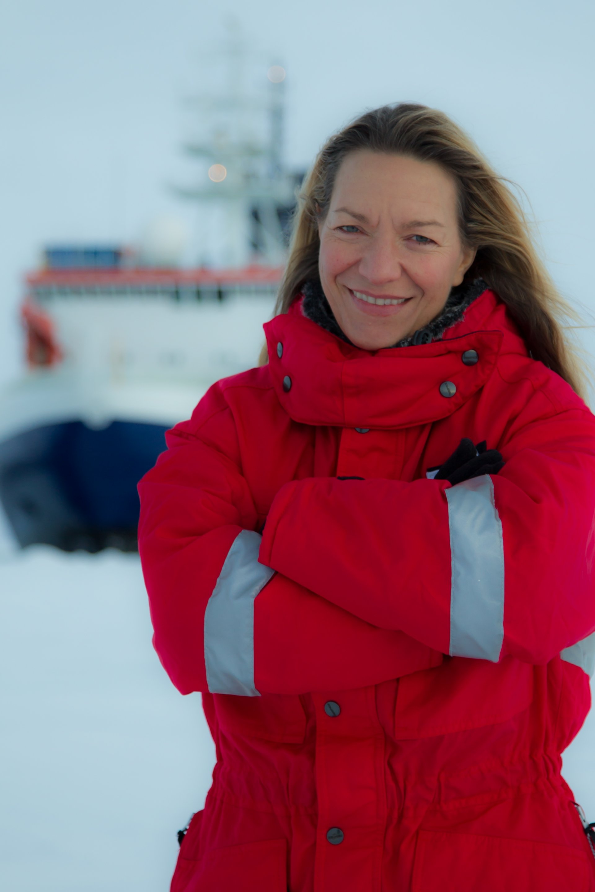 Prof. Dr. Antje Boetius, deep-sea and polar researcher at the Max Planck Institute and the Alfred Wegener Institute, on Arctic sea ice during an expedition with the research vessel Polarstern. (Alfred Wegener Institute / Martin Schiller)