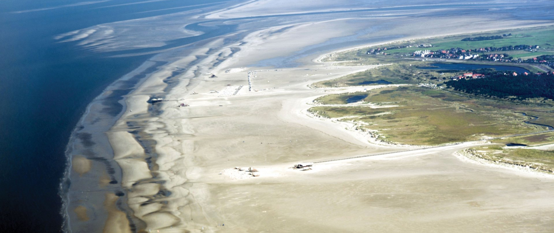 Küste vor Spiekeroog mit breitem Sandstreifen