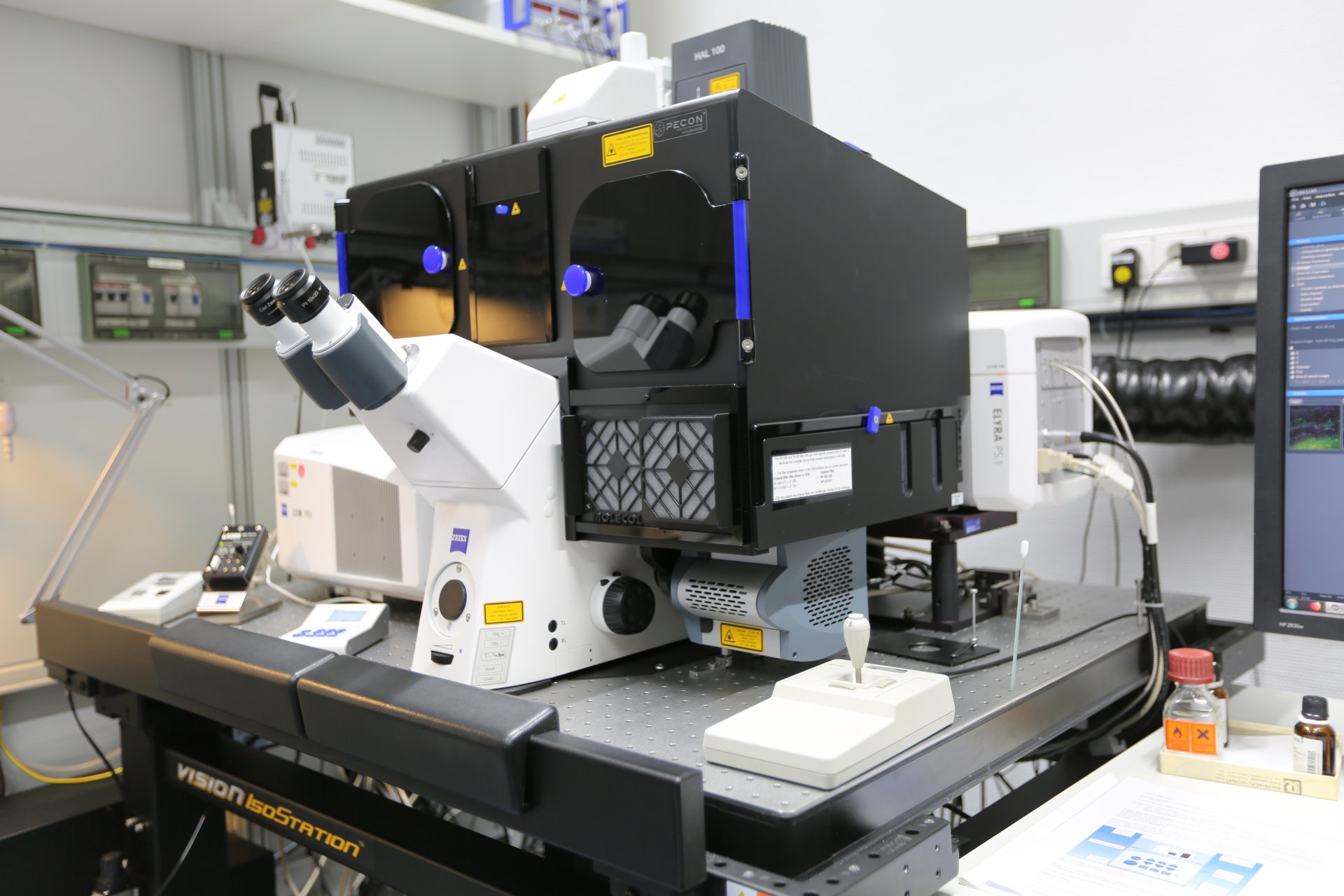 Konfokales Laser-Scanning Mikroskop (© Max-Planck-Institut für Marine Mikrobiologie, J. Schneider)