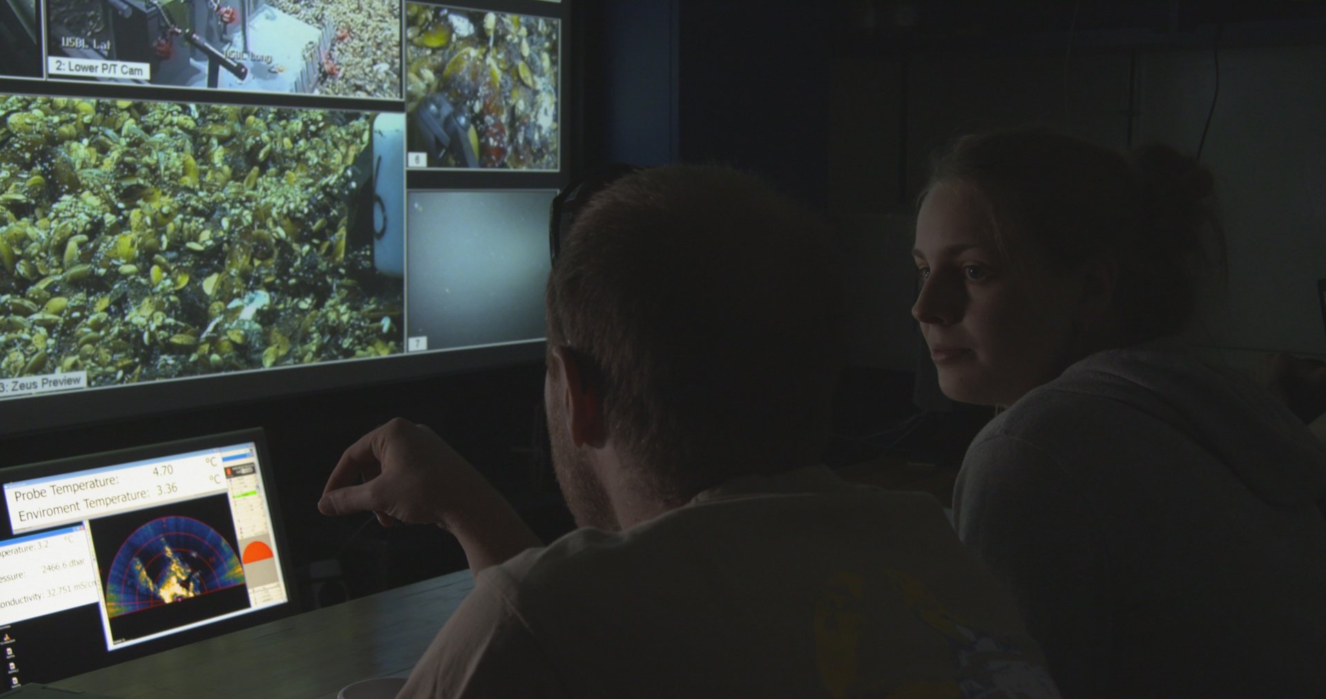 From onboard the ship, the scientists and ROV-pilots can operate and follow ROV MARUM-QUEST during its dive to the hydrothermal vents. (© Max Planck Institute for Marine Microbiology / P. Wendlinger)