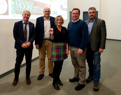 Prof. Dr. Nicole Dubilier erhält die 2019 PlyMSEF Medaille (Photo: Dr. Colin Munn) Prof. Dr. Nicole Dubilier erhält die 2019 PlyMSEF Medaille (Photo: Dr. Colin Munn)
