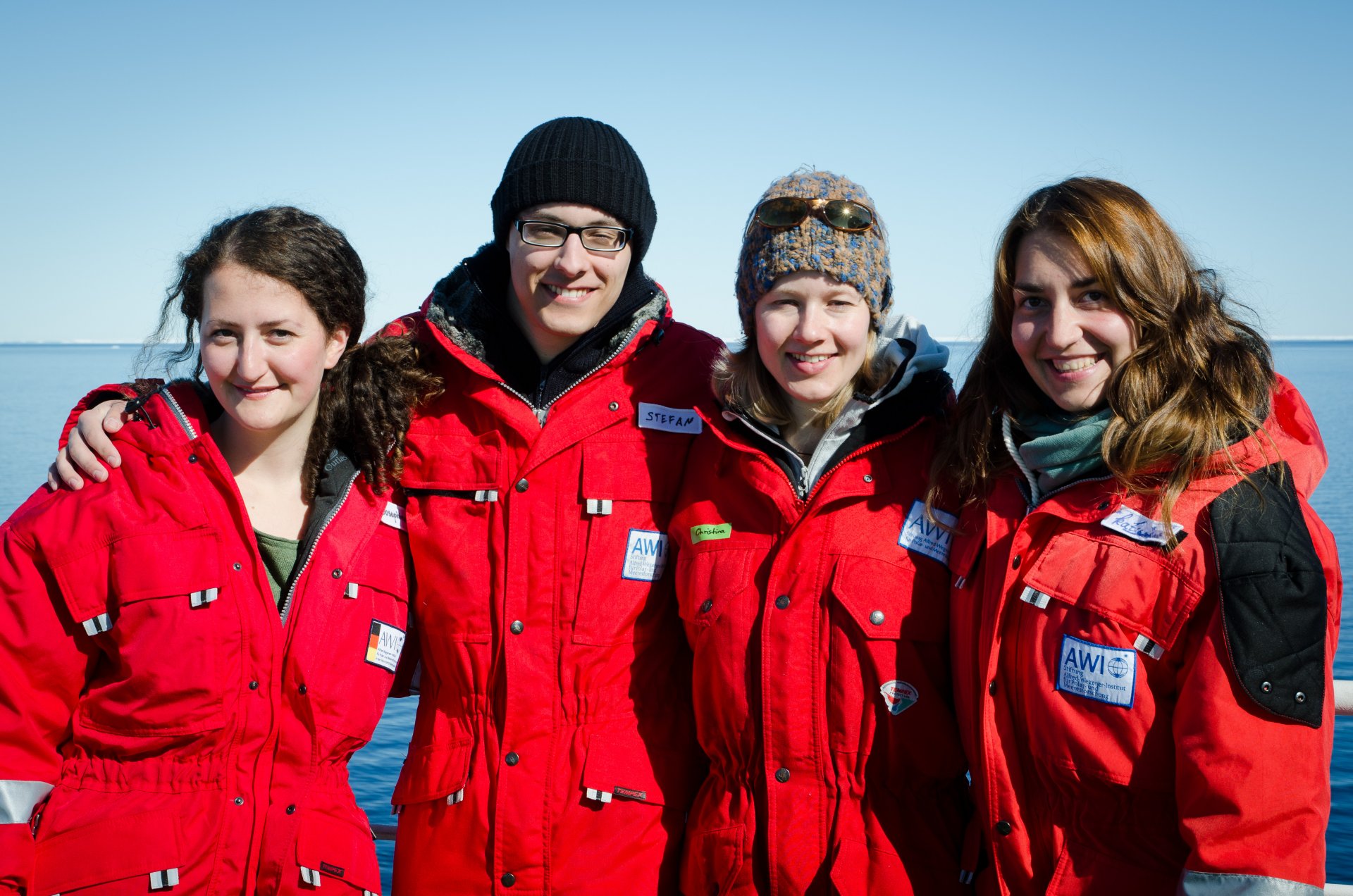 The “Benthic Microbiology”-team on Polarstern expedition PS85 to the Arctic long-term observatory HAUSGARTEN. Josephine Rapp (far left), Christina Bienhold (second from right) and Katy Hoffmann (far right) are co-authors of the study, Stefan Becker (second from left) supported the sampling. (© S. Becker)