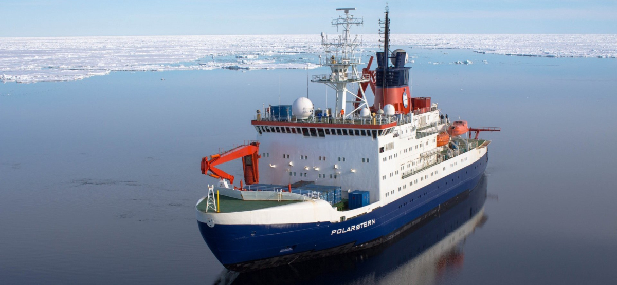 The research vessel Polarstern in the Arctic. (© Alfred Wegener Institute / Stefanie Arndt, CC-BY 4.0)