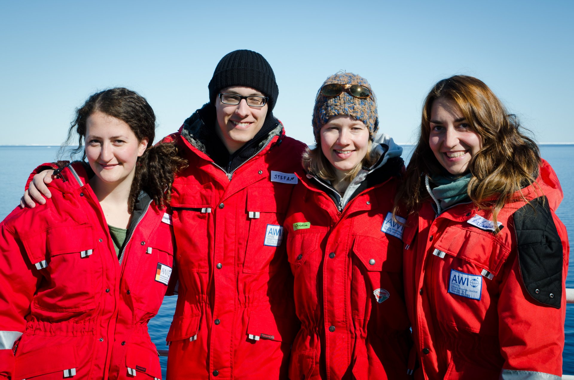 Das Team „Benthische Mikrobiologie“ auf der Polarstern-Expedition PS85 zum arktischen Langzeitobservatorium HAUSGARTEN. Josephine Rapp (ganz links), Christina Bienhold (zweite von rechts) und Katy Hoffmann (ganz rechts) sind Koautoren der Studie, Stefan Becker (zweiter von links) unterstützte die Probenahme. (© S. Becker)