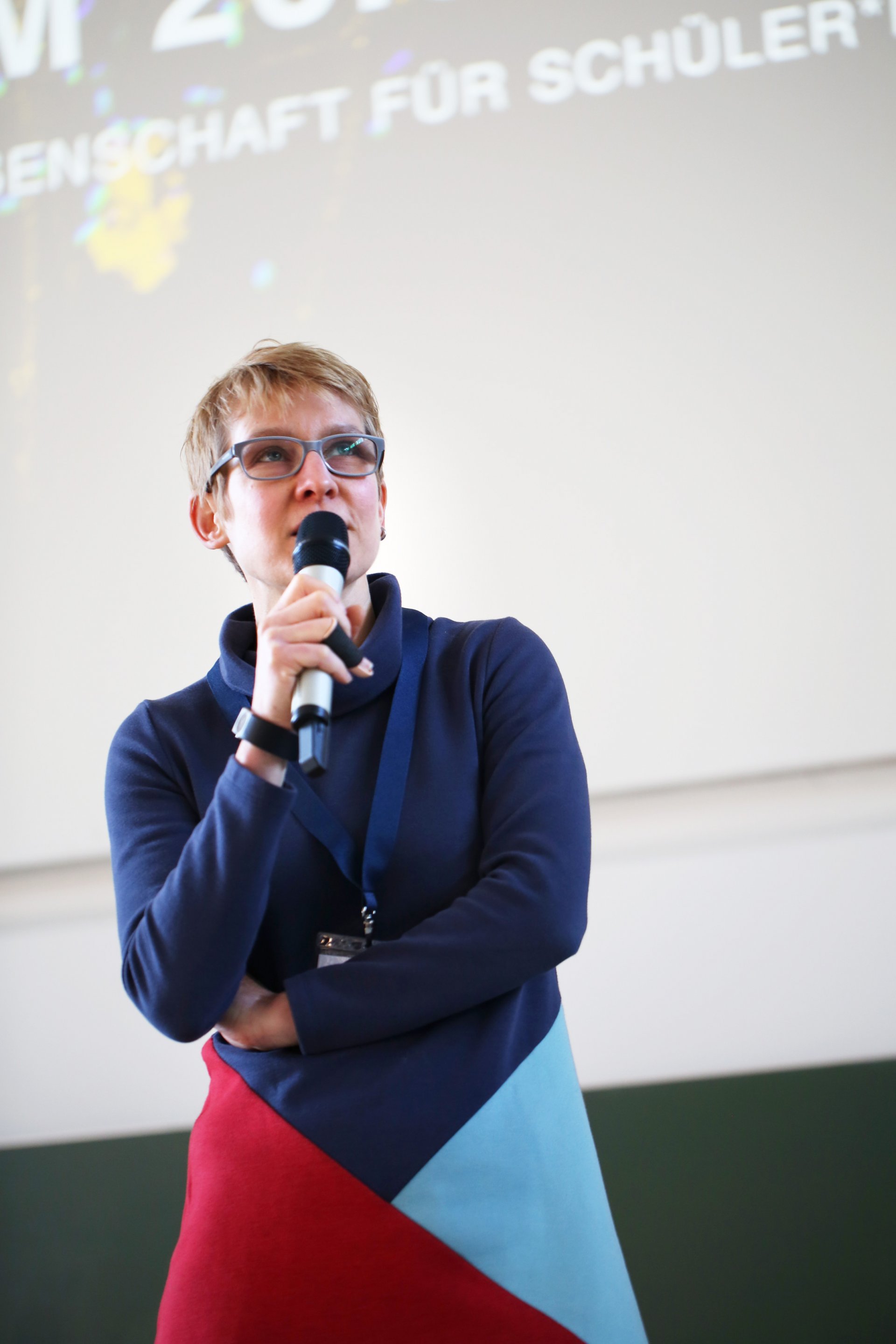 Dr. Fanni Aspetsberger leitet durch das Programm am Ocean Day 2020 (© Max-Planck-Institut für Marine Mikrobiologie/A. Esken)