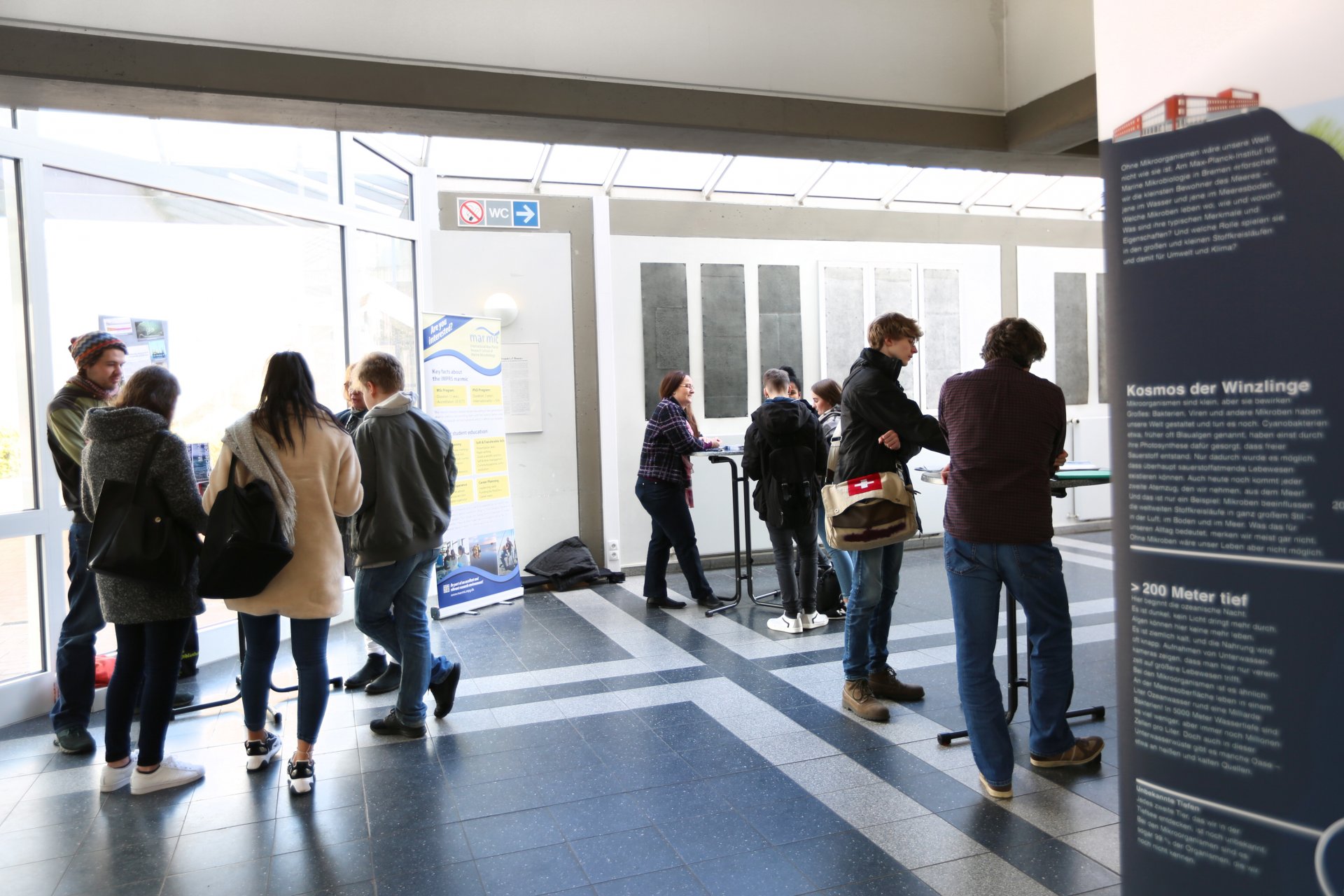 An den Informationsständen können sich alle Interessierten in der Pause über Studiengänge an der Universität Bremen informieren. (© Max-Planck-Institut für Marine Mikrobiologie/A. Esken)