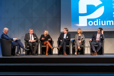Panel discussion: Moderator Karsten Schwanke discussed with Norbert Brackmann, Federal Government Coordinator for the Maritime Economy, Nicole Dubilier, Director at the Max Planck Institute for Marine Microbiology, Kim Detloff, Head of Marine Protection at the Naturschutzbund Deutschland eV, Nele Matz-Lück, Spokeswoman for the Future Ocean Networks at the Christian-Albrechts-University in Kiel, Ulrich Schnabel, science editor DIE ZEIT (from left to right). | Picture: DAM, Dirk Enters