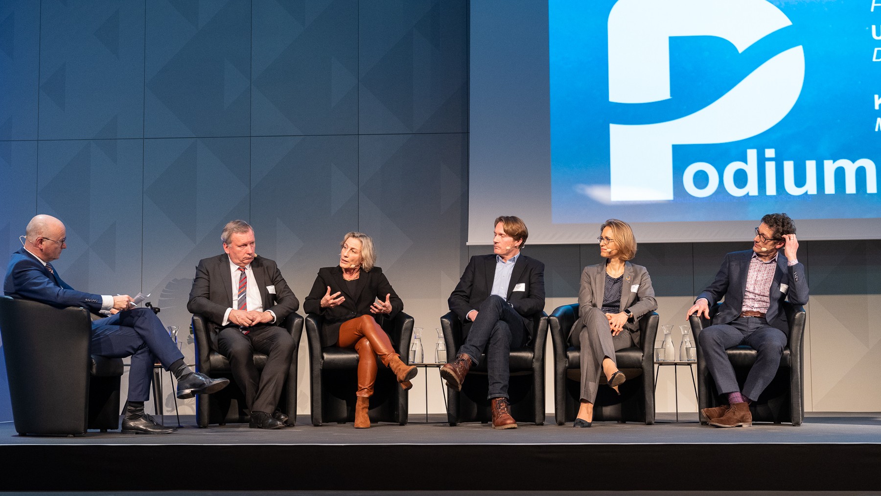 Panel discussion: Moderator Karsten Schwanke discussed with Norbert Brackmann, Federal Government Coordinator for the Maritime Economy, Nicole Dubilier, Director at the Max Planck Institute for Marine Microbiology, Kim Detloff, Head of Marine Protection at the Naturschutzbund Deutschland eV, Nele Matz-Lück, Spokeswoman for the Future Ocean Networks at the Christian-Albrechts-University in Kiel, Ulrich Schnabel, science editor DIE ZEIT (from left to right). | Picture: DAM, Dirk Enters