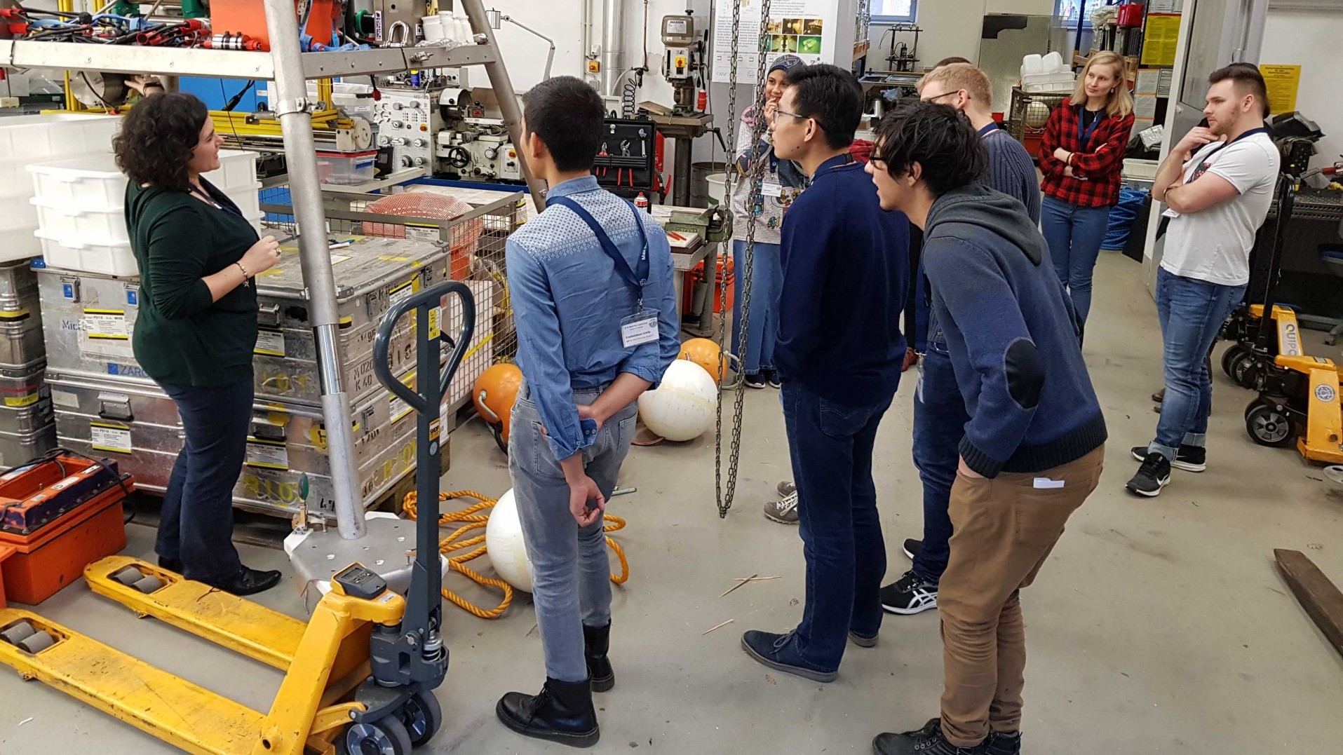 Tour through the Sea Tech Hall. Elisa Merz, external PhD representative of the MPIMM, explains how the lander works. © Merle Ücker