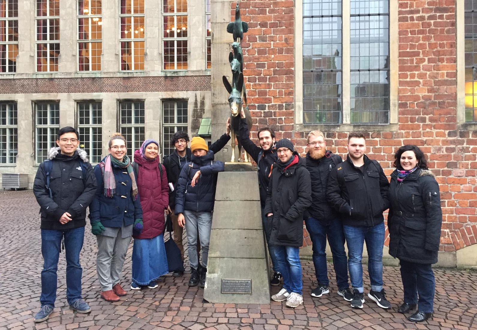 Marburger DoktorandInnen besuchen die Bremer Stadtmusikanten. Angeblich bringt es Glück, die Hufe des Esels zu berühren. (© David Benito Merino)