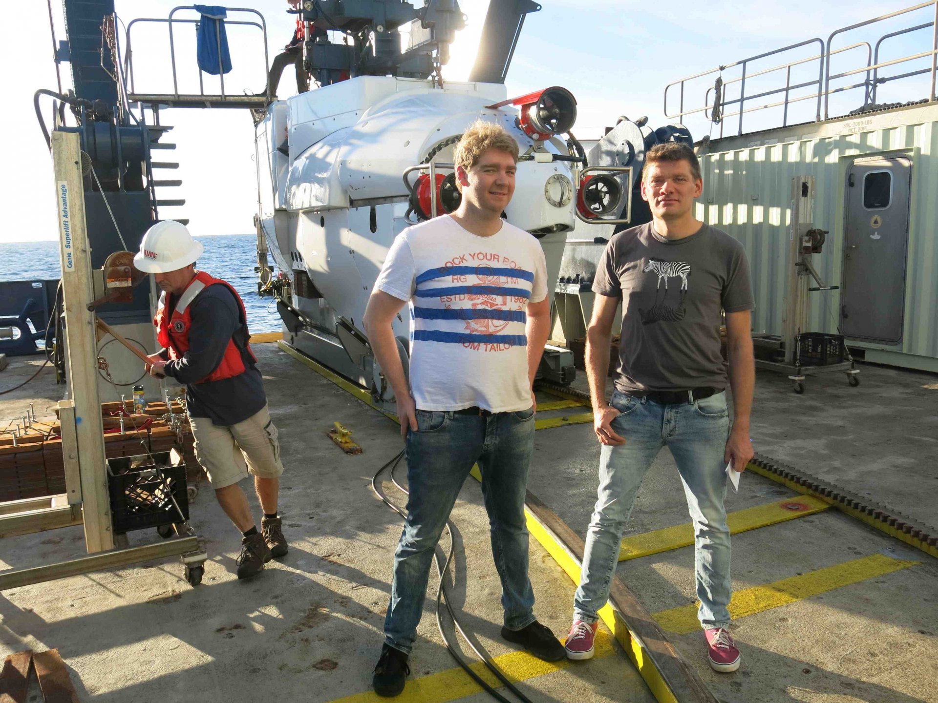 Cedric Hahn and Gunter Wegener in front of the submersible ALVIN, with which they were able to dive into their research area 2000 meters below the sea surface. Wegener has already been on three dive trips there, for PhD student Hahn it was a premiere. (© Andreas Teske) 