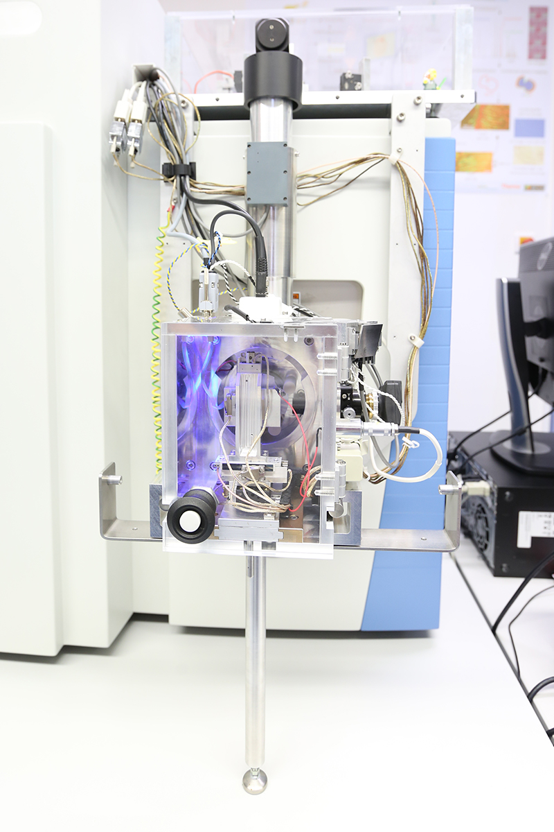 The laser at MALDI (shown here glowing violet) scans a sample. (© Max-Planck-Institut für Marine Mikrobiologie/ K. Matthes) The laser at MALDI (shown here glowing violet) scans a sample. (© Max-Planck-Institut für Marine Mikrobiologie/ K. Matthes)