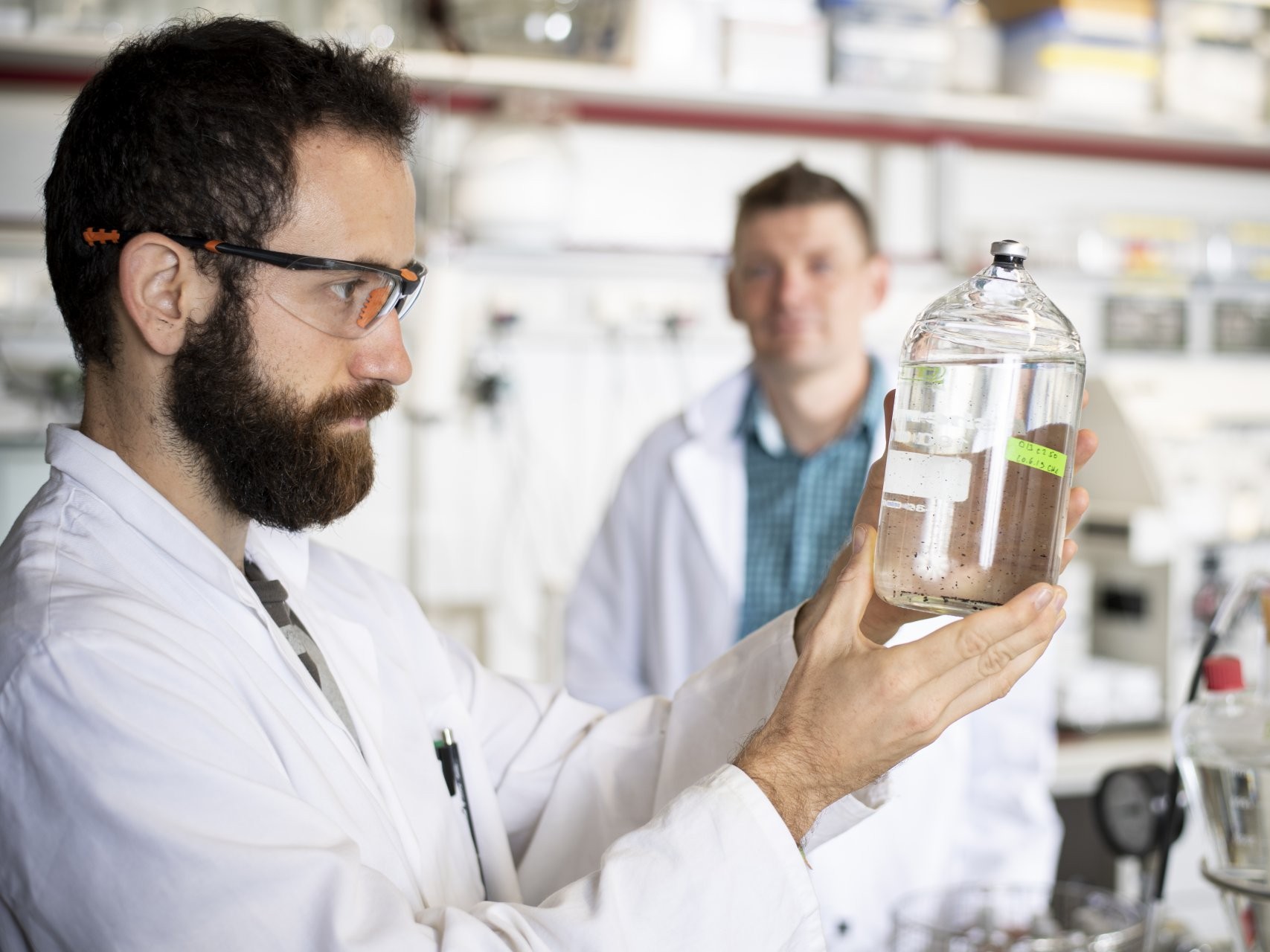 Rafael Laso Pérez (left) and Gunter Wegener (right) study the metabolism of archaea from deep-sea sediments in the field as well as in the lab. (© Tom Pingel)