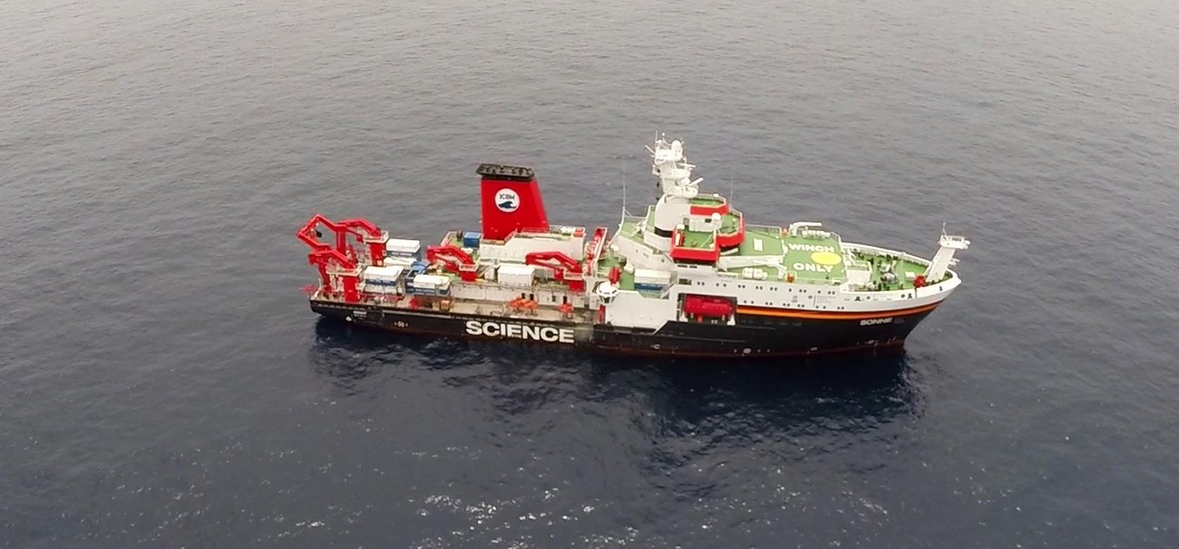 The research vessel SONNE in the Southeast Pacific during the SO242 expedition. This trip was actually about investigating the ecological consequences of potential manganese nodule mining in the deep sea. (© GEOMAR, Ralph Schwarz)