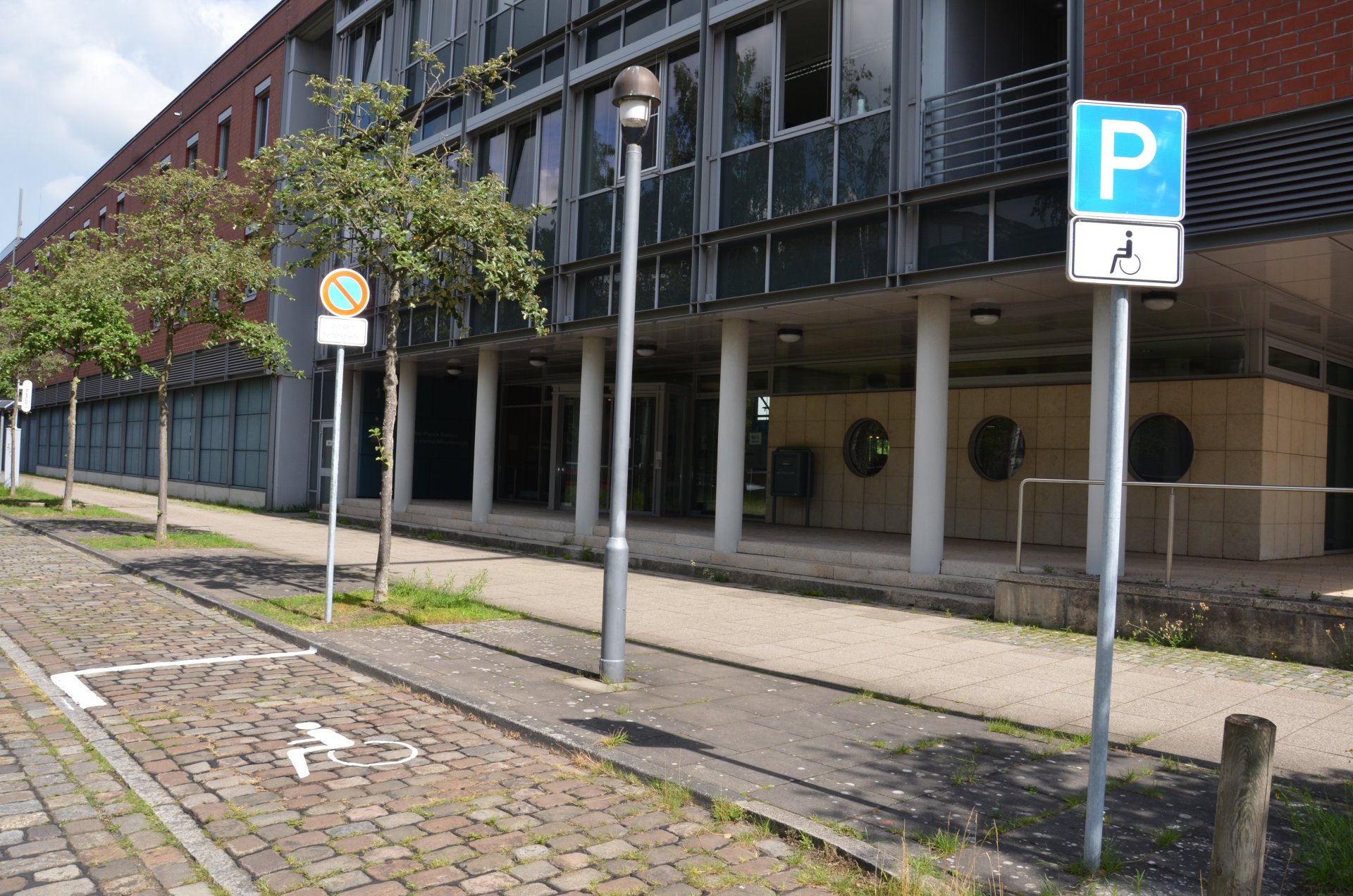 Behindertenparkplatz vor dem Institut.
