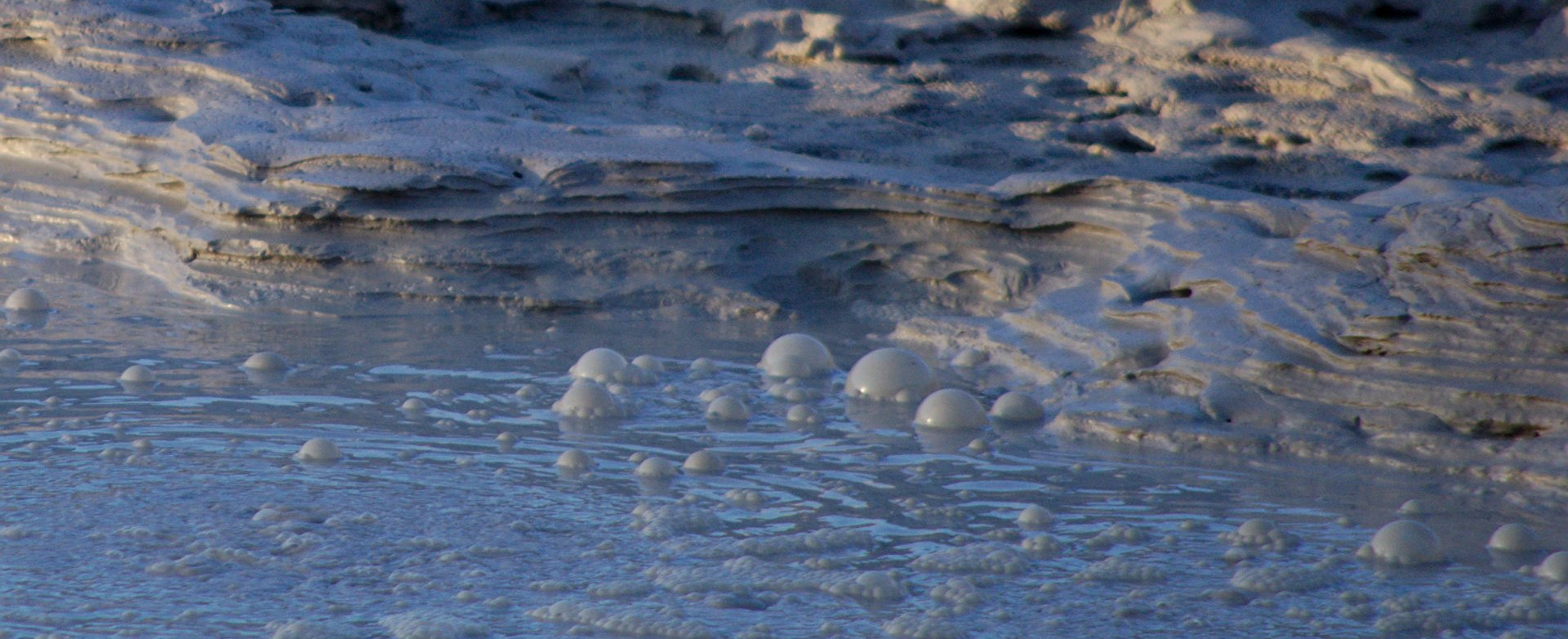 Mud pots such as this one in Solfatara, close to Mount Vesuvius, are the hostile home of the microorganisms investigated by Kartal and his colleagues. (CC-SA 4.0 / Patrick Massot)