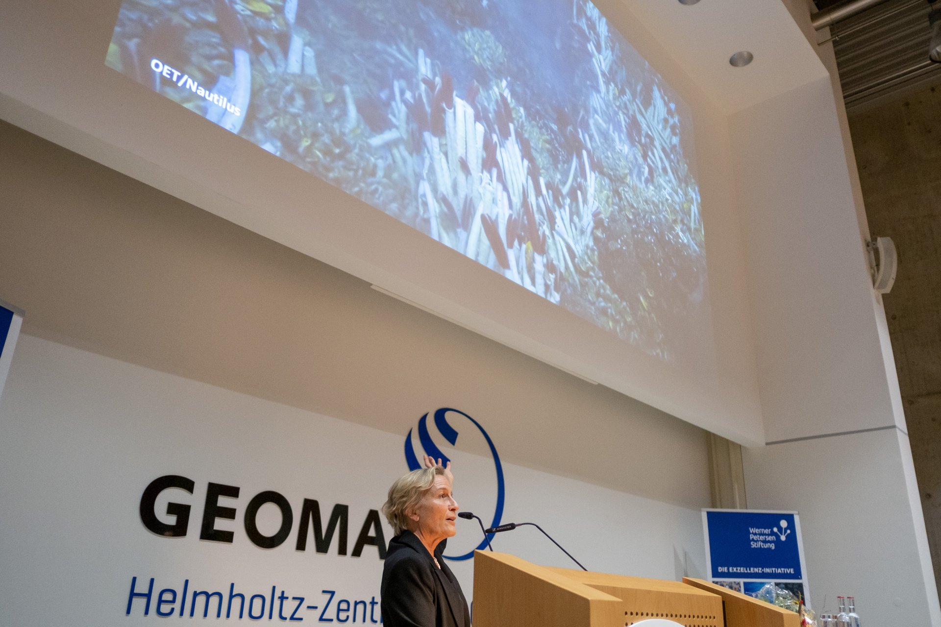 Nicole Dubilier bei ihrem Festvortrag. (Jan Steffen /GEOMAR)