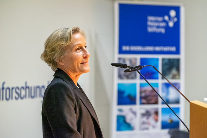 Nicole Dubilier during her keynote speech on the occasion of the awarding of the Petersen Excellence Professorship. (Jan Steffen/GEOMAR) Nicole Dubilier during her keynote speech on the occasion of the awarding of the Petersen Excellence Professorship. (Jan Steffen/GEOMAR)