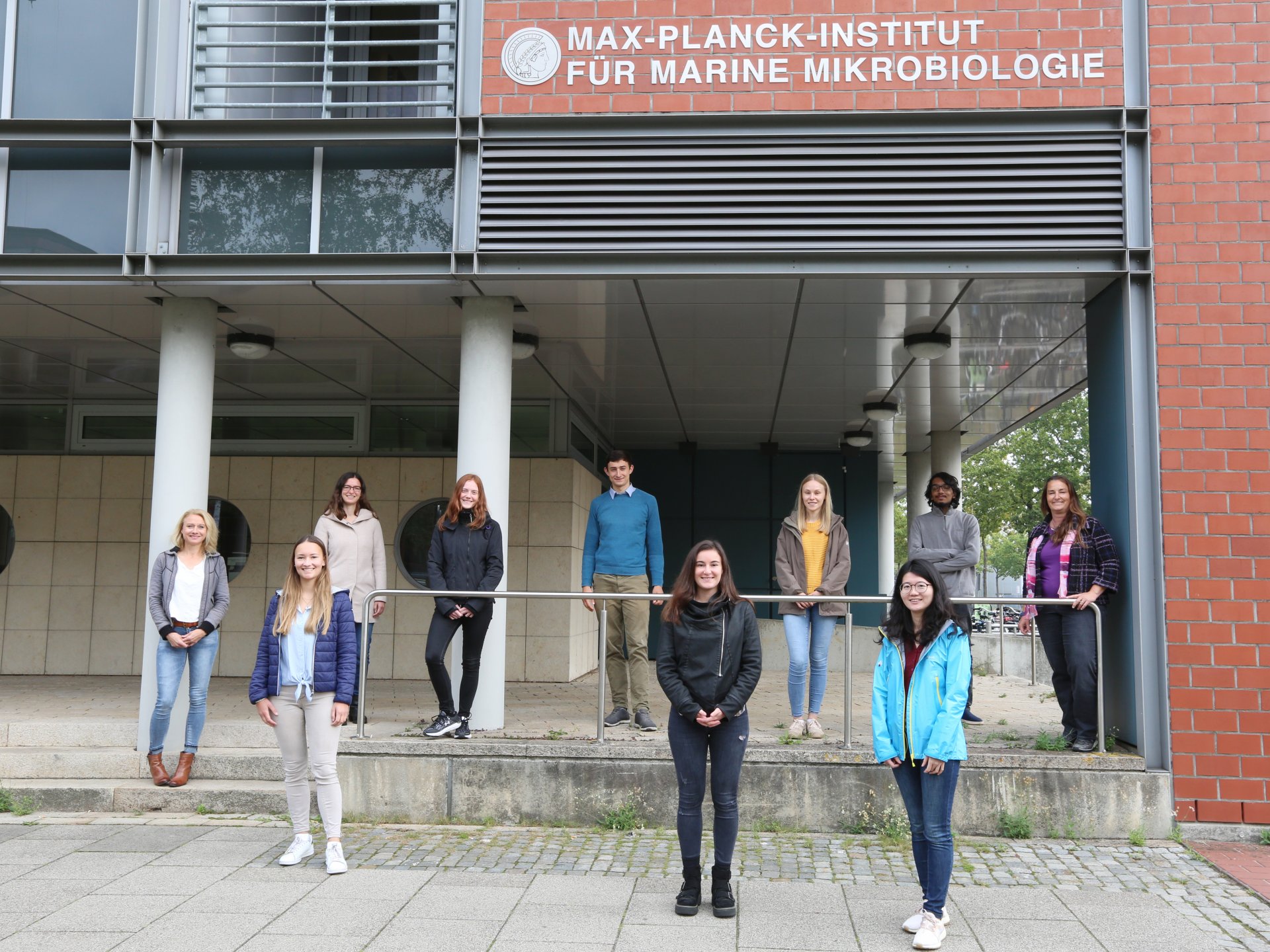 The MarMic Class 2025 with coordinators in corona-line-up (© Max Planck Institute for Marine Microbiology, K. Matthes)