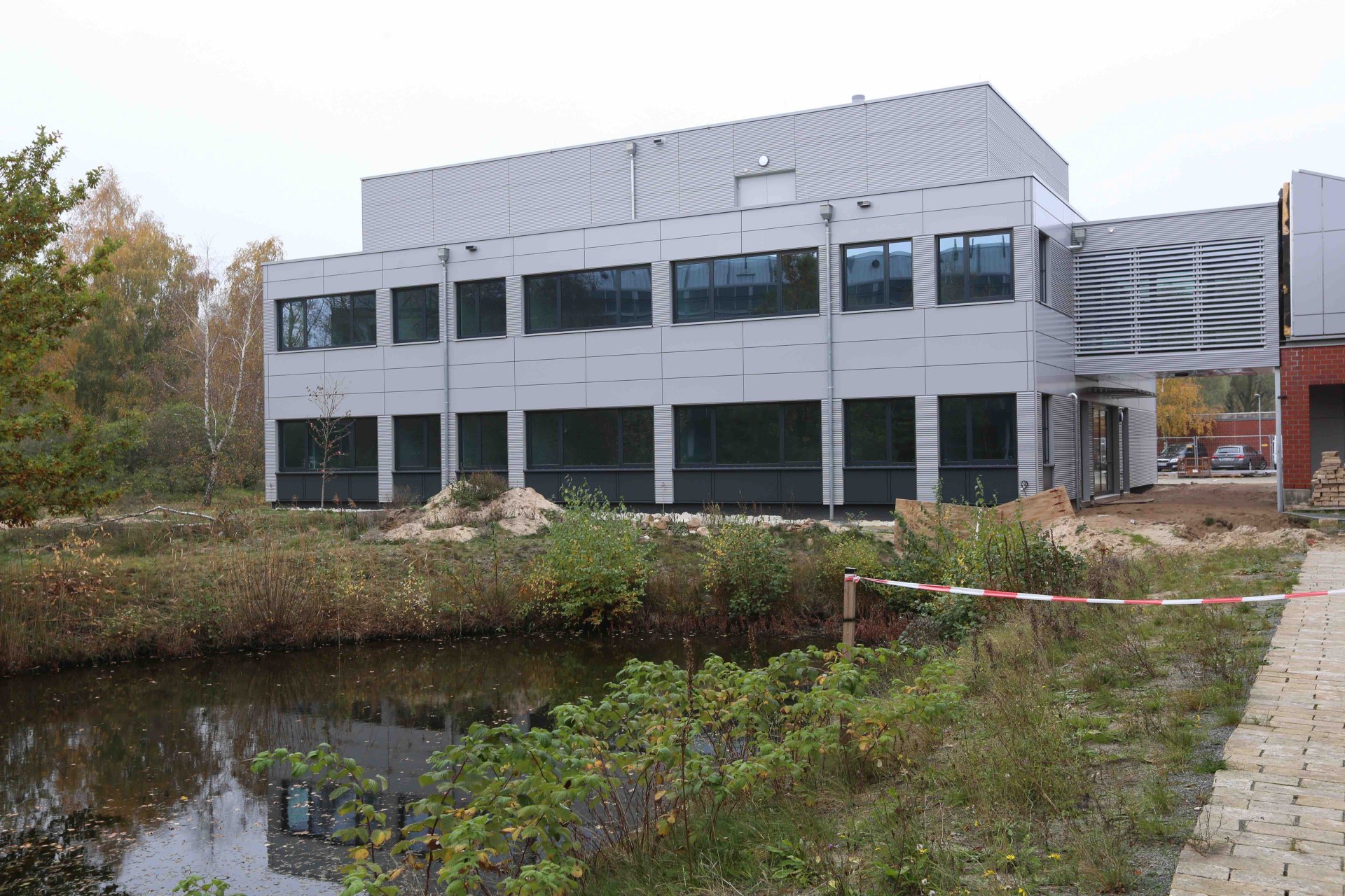 Noch sieht der Neubau verlassen und leer aus. Doch das wird sich bald ändern, wenn er neuen Kolleginnen und Kollegen Platz bietet. (Max-Planck-Institut für Marine Mikrobiologie / K. Matthes)